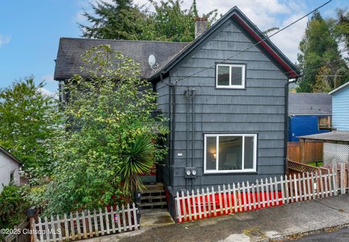 256 4th St, Astoria, OR, 97103-4352 | Card Image