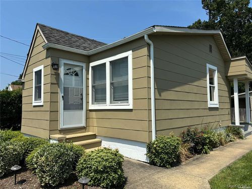 7 W Spruce St, Islip, NY, 11751-2713 | Card Image