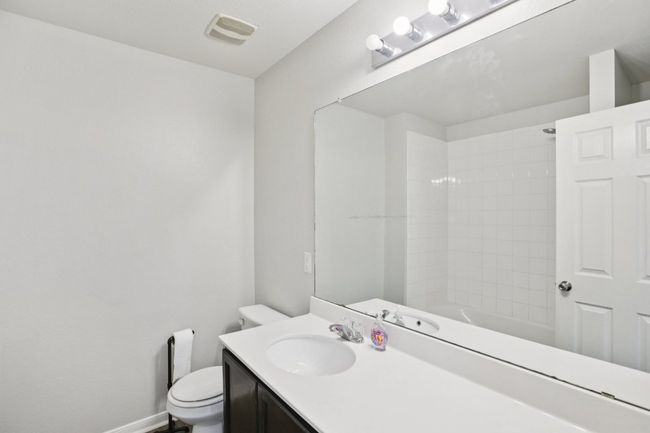 Upstairs Bathroom | Image 32