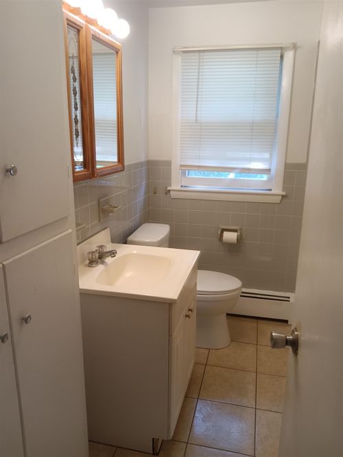 1069 Hayward St, Manchester, NH, 03103-2814 | Card Image