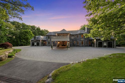 105 Chestnut Ridge Rd, Saddle River, NJ, 07458-3124 | Card Image