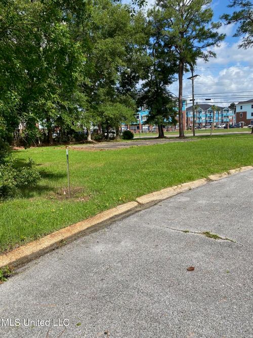 16005 Lemoyne Blvd, Biloxi, MS, 39532-5122 | Card Image