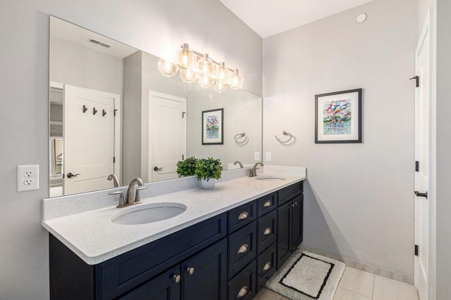 Dounble sinks with quartz counter top | Image 27