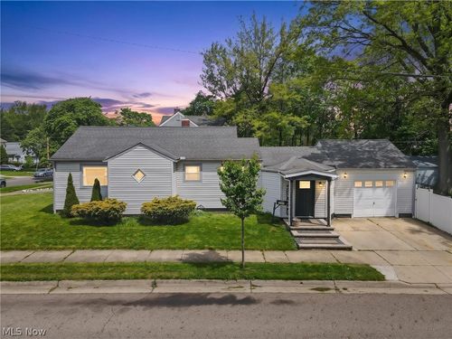 1043 Slosson St, Akron, OH, 44320-2825 | Card Image