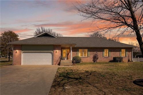 2136 N 8th St, Independence, KS, 67301-2112 | Card Image