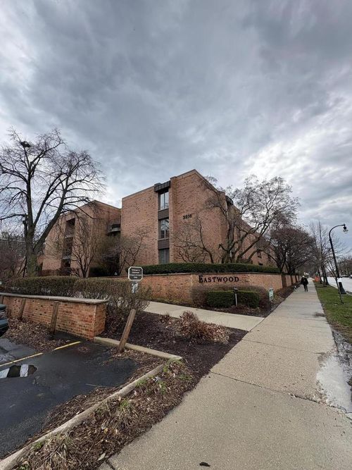 224-3916 N Oakland Avenue, Shorewood, WI, 53211 | Card Image