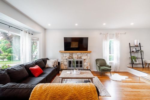 1402 Briarcliffe Dr, Coquitlam, BC, V3E1Z1 | Card Image