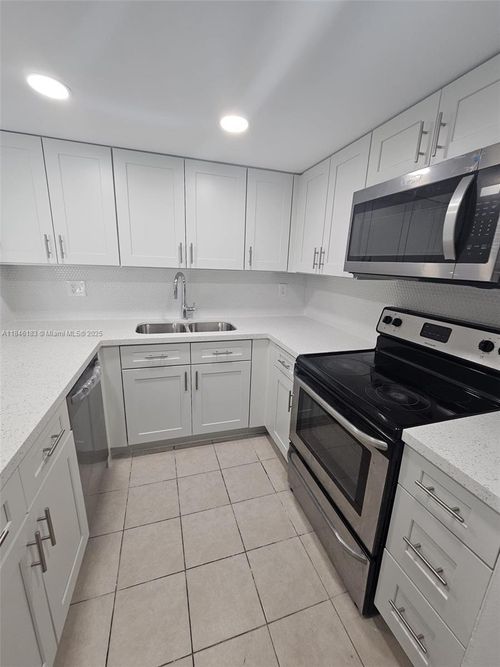2401-8045 Nw 7th St, Miami, FL, 33126-4081 | Card Image