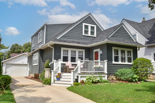 2431 N 70th St, Wauwatosa, WI, 53213-1321 | Card Image