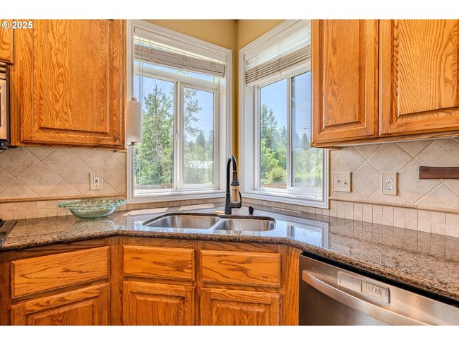 308 Sw 38 Th Loop, House other with 4 bedrooms, 3 bathrooms and 3 parking in Gresham OR | Image 11