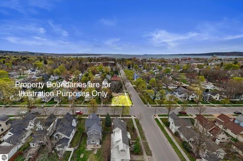 302 W 10th St, Traverse City, MI, 49684-3133 | Card Image