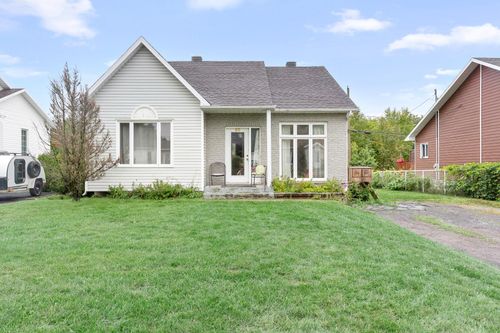 90 Rue Des Onyx, House with 2 bedrooms, 1 bathrooms and null parking in Boischatel QC | Card Image