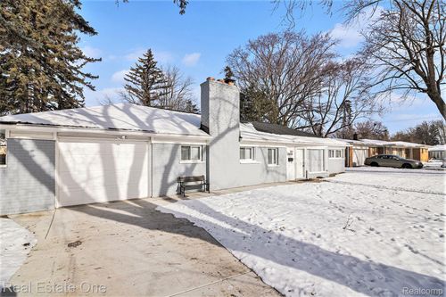 17638 New Hampshire Dr, Southfield, MI, 48075-2729 | Card Image