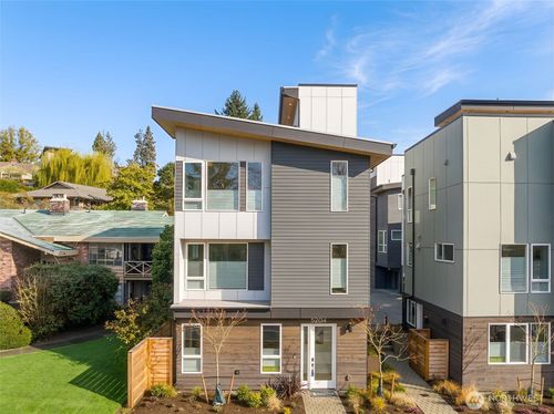 5204 Sand Point Way Ne, Seattle, WA, 98105-2916 | Card Image