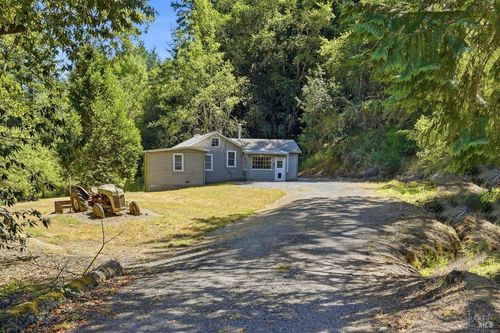 886 Montgomery Road, Sebastopol, CA, 95472 | Card Image