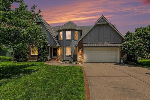 1056 Nw High Point Dr, Lee's Summit, MO, 64081-1998 | Card Image