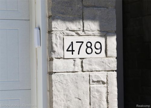 4789 Glenora Dr, Lake Orion, MI, 48359-2080 | Card Image