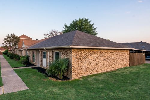 30 W Mountain Creek Dr, Grand Prairie, TX, 75052-6218 | Card Image