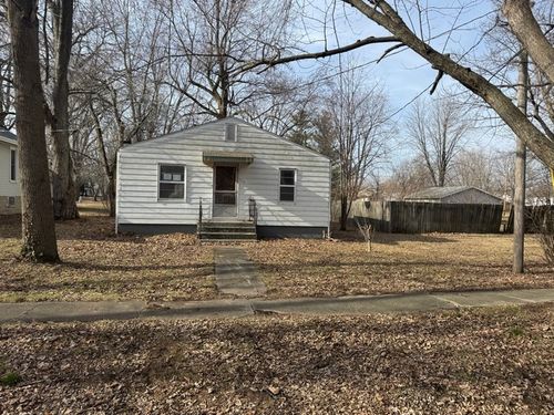 113 S Maple St, Stonington, IL, 62567-9635 | Card Image