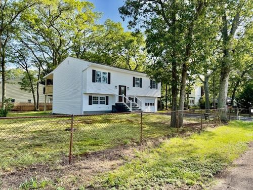 30 Bates St, Islip, NY, 11751-1404 | Card Image