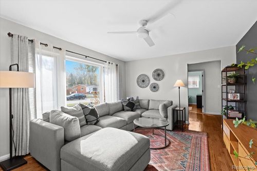 19375 Ingram St, Livonia, MI, 48152-1564 | Card Image