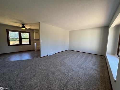 2208 Maple Blvd, Marshalltown, IA, 50158-5128 | Card Image