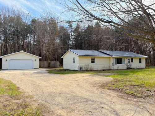8365 Greenwood Ln, Newaygo, MI, 49337-8805 | Card Image