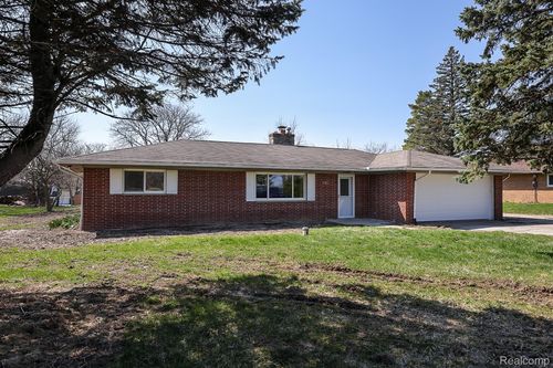 2462 Green Acres Dr, Grand Blanc, MI, 48439-8150 | Card Image