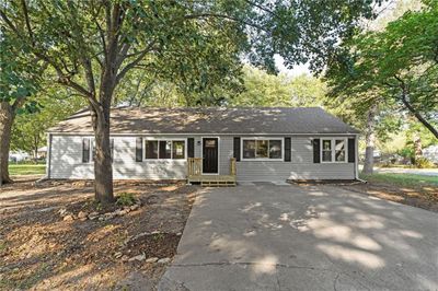 604 S Vine Street, House other with 3 bedrooms, 2 bathrooms and null parking in Louisburg KS | Image 2