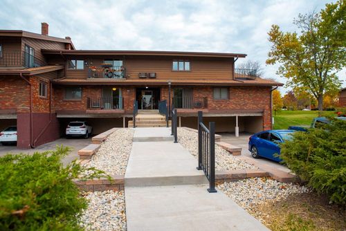 3965 S 84th St, Greenfield, WI, 53228-2341 | Card Image