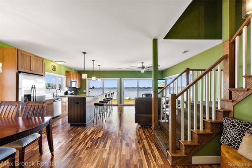 2022 Willow Beach St, Keego Harbor, MI, 48320-1210 | Card Image