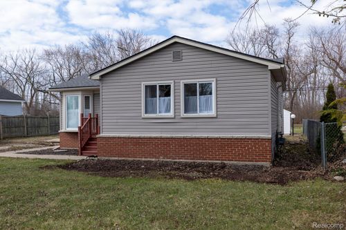 35268 Tilford St, Rockwood, MI, 48173-9636 | Card Image
