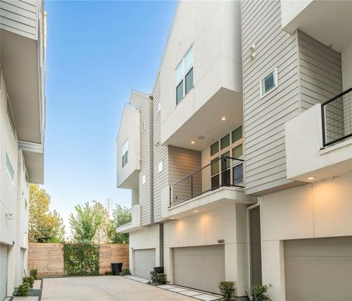 5869 E Post Oak Ln, Houston, TX, 77055-5055 | Card Image