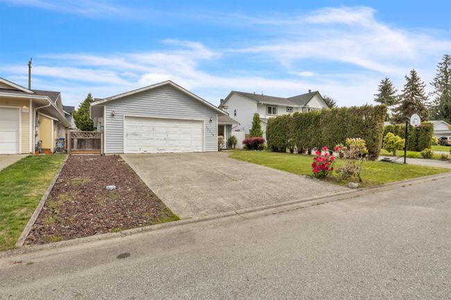 23745 119 B Avenue, House other with 3 bedrooms, 1 bathrooms and 6 parking in Maple Ridge BC | Image 2