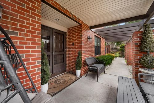 86 Dove Hill Dr, Manhasset, NY, 11030-4041 | Card Image