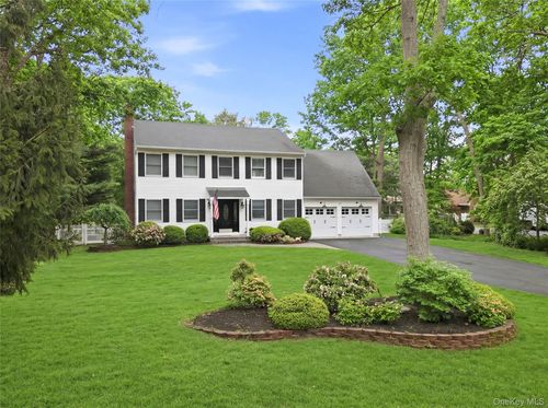 3 Hampton Dr, Center Moriches, NY, 11934-2704 | Card Image