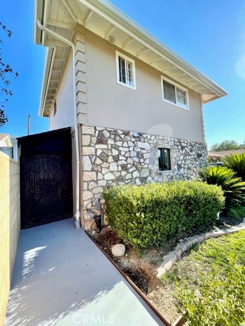 24018 Calvert St, Woodland Hills, CA, 91367-3827 | Card Image