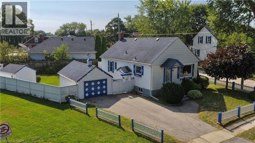 272 Carlton St, Saint Catharines, ON, L2N1B9 | Card Image