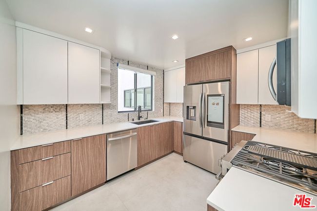 APT-204 - 137 S Maple Dr, Condo with 2 bedrooms, 2 bathrooms and 2 parking in Beverly Hills CA | Image 7