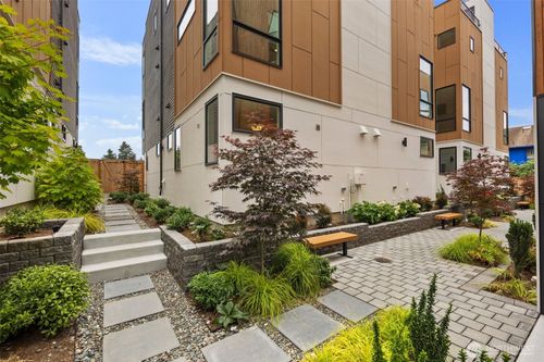9235 16th Ave Sw, Seattle, WA, 98106-2808 | Card Image