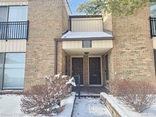 18328 University Park Dr, Livonia, MI, 48152-2628 | Card Image