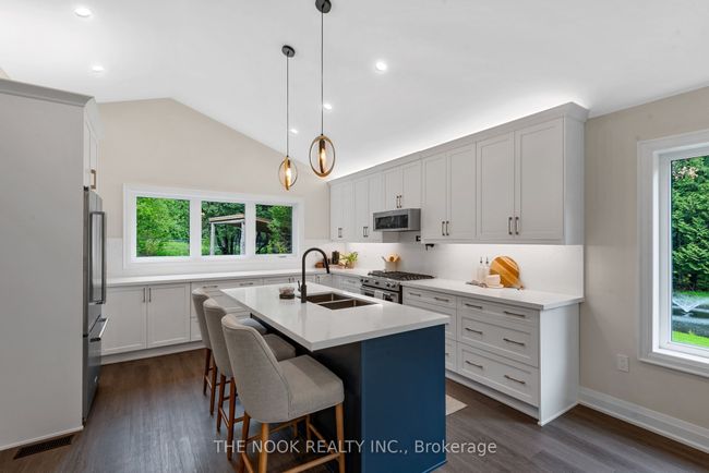 662 Raglan Rd W, House other with 3 bedrooms, 3 bathrooms and 10 parking in Oshawa ON | Image 11