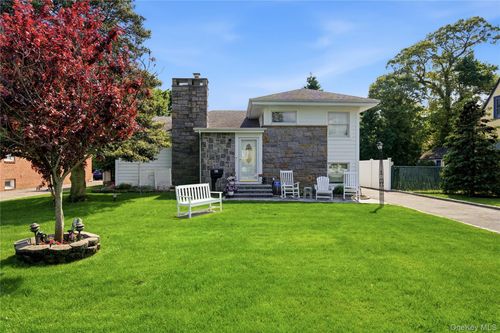 82 Sunset Rd, Bay Shore, NY, 11706-7849 | Card Image