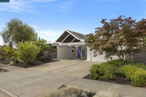 8021 Shay Dr, Oakland, CA, 94605-4220 | Card Image