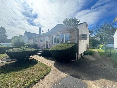 189 Sylvester Street, House other with 3 bedrooms, 2 bathrooms and null parking in Westbury NY | Image 2