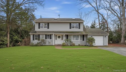 55 Leafy Way, Riverhead, NY, 11901-5822 | Card Image