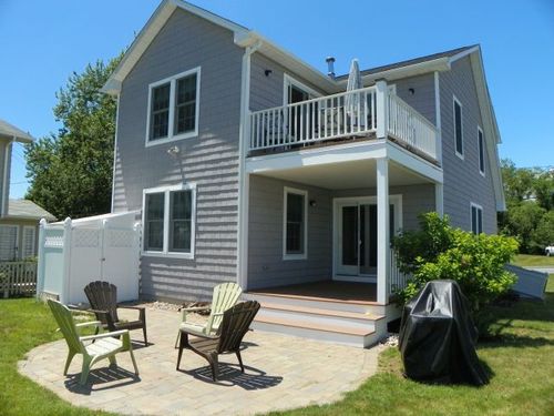 37 Hull St, South Kingstown, RI, 02879-6005 | Card Image