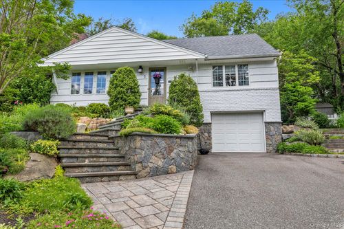 5 Gaines Pl, Huntington, NY, 11743-1520 | Card Image