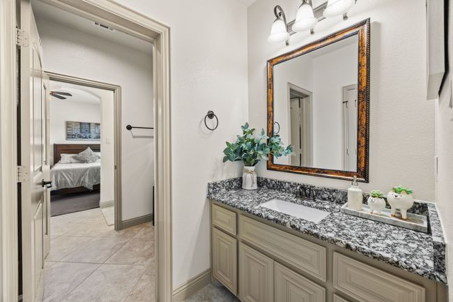 Ensuite sink in the Hollywood bath... | Image 32