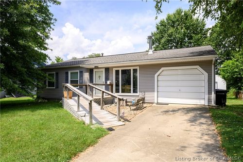 818 Lilly Ln, Jeffersonville, IN, 47130-4947 | Card Image